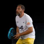 لاعب بادل في ملعب داخلي في السالمية بالكويت